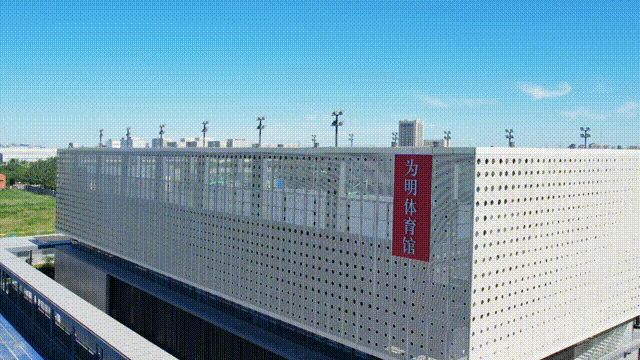 天津西青为明学校校园建筑外景与校名标识