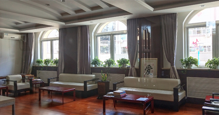学校空间雅致款室内效果图，原木家具中式沙发与屏风绿植，文化环境建设设计