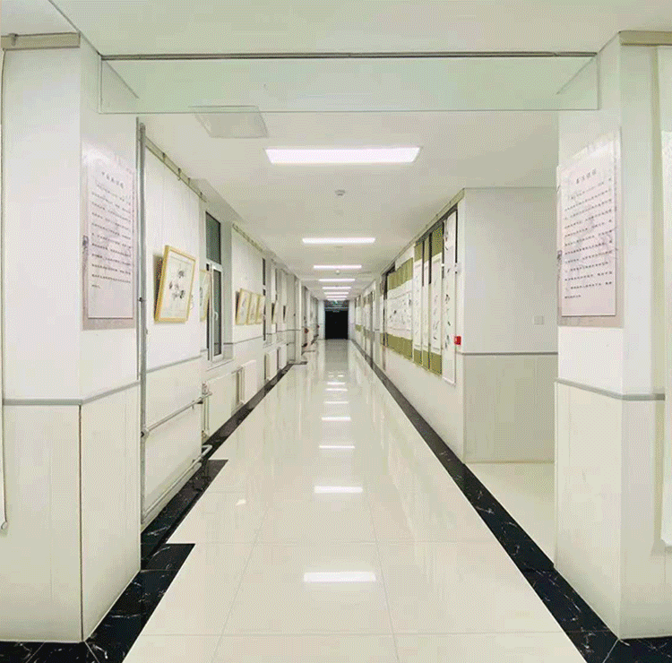 校园艺术长廊效果图，纵深明亮走廊与两侧画框，亮之廊主题校园环境设计