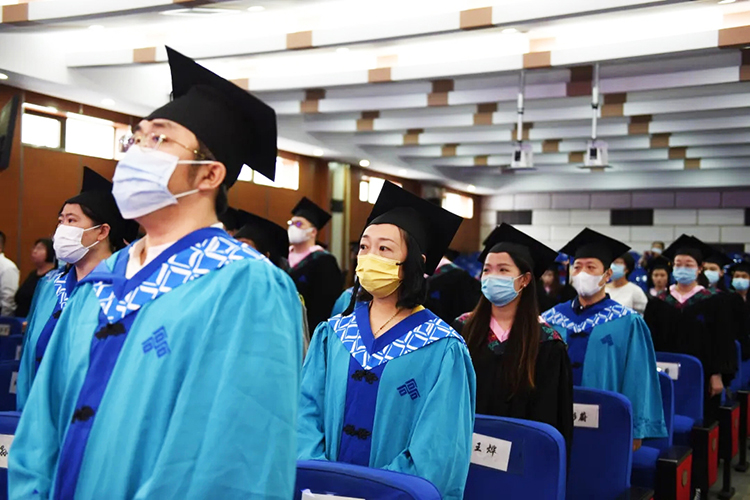 石景山社区学院毕业典礼现场照片，师生身着蓝色学位服，校园品牌应用