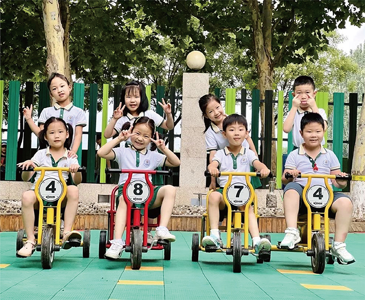 北部新区实验幼儿园孩子们骑平衡车戴号码牌游戏的活动照片，葵园游戏场景特色