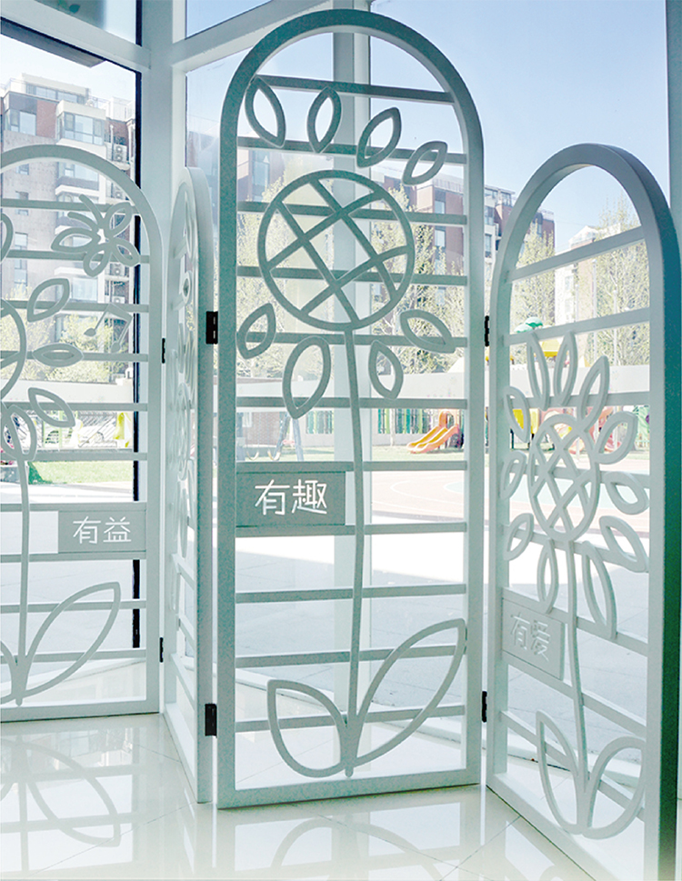 北部新区实验幼儿园花纹金属装饰隔断实景，校园景观导视，文化环境建设