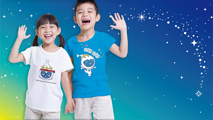 灯市口小学孩子身穿星精灵吉祥物印花T恤，星空背景，吉祥物品牌服装应用