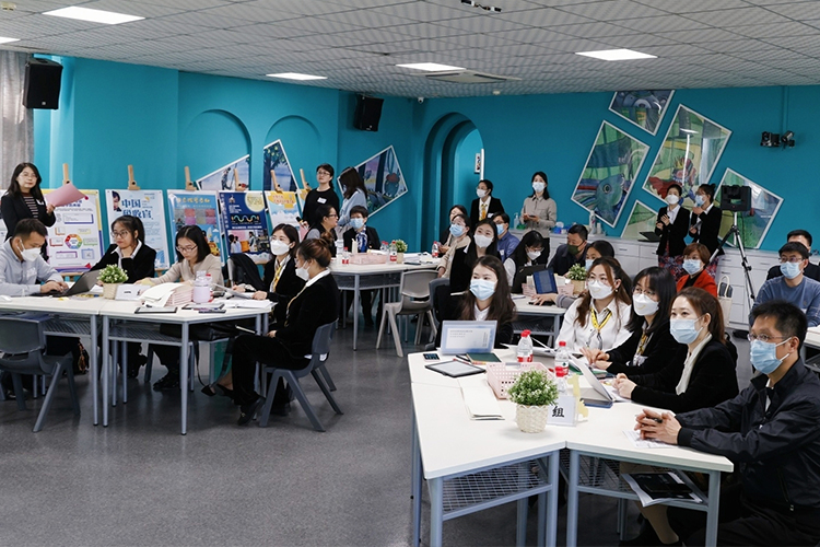 学校文化建设工作坊会议室研讨现场照片，师生交流场景