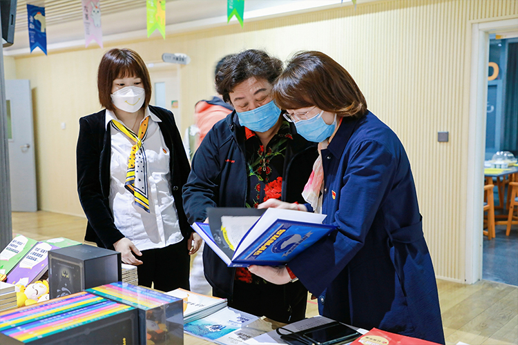 教师翻阅学校文化建设方案资料的现场照片，项目沟通场景