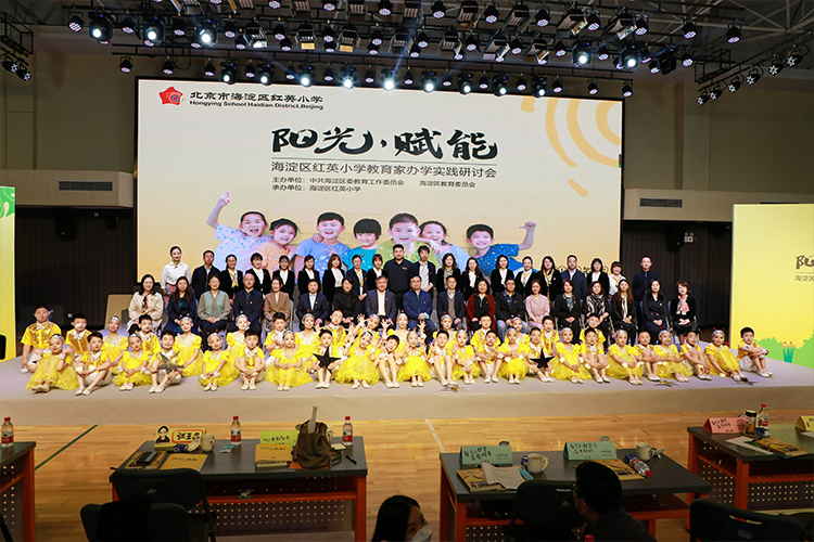 学校典礼舞台合唱与红色背景活动照片，校园文化活动现场