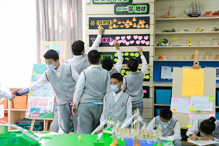 学生在图书阅览空间开展活动的照片，校园文化育人场景