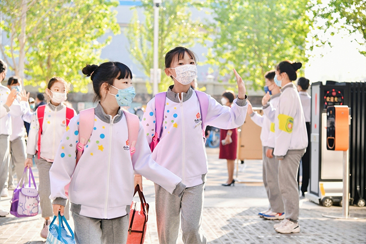 身着校服的学生列队参加活动的照片，校园文化展示场景