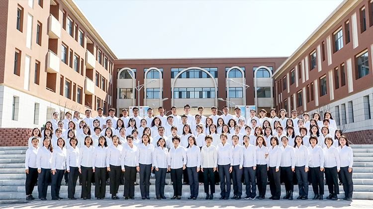 康巴什区第八小学师生全体合影照片，校园建筑前列队，学校特色定位展示