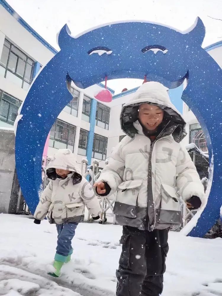 中科大幼儿园门口蓝色卡通造型景观雕塑，雪天孩子入园，校园环境文化建设