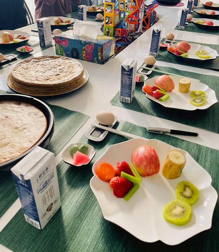 锦连环员工餐桌美食，丰盛健康的水果与餐点，体现员工福利关怀
