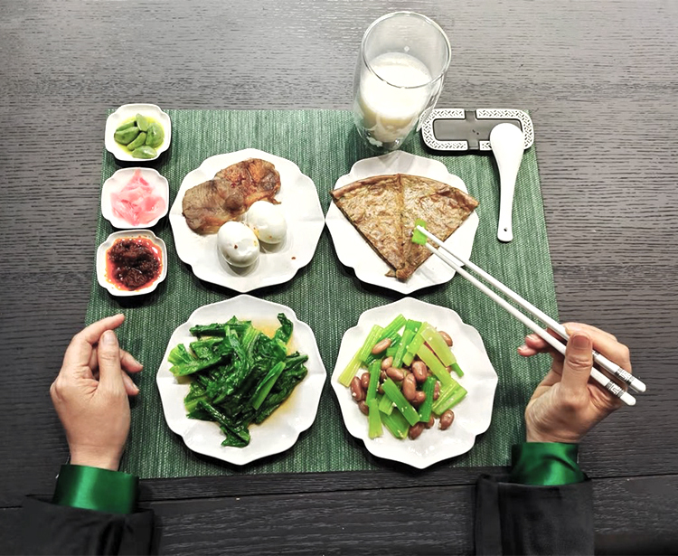 锦连环营养早餐俯拍，杂粮煎饼青菜鸡蛋牛奶搭配的健康一餐
