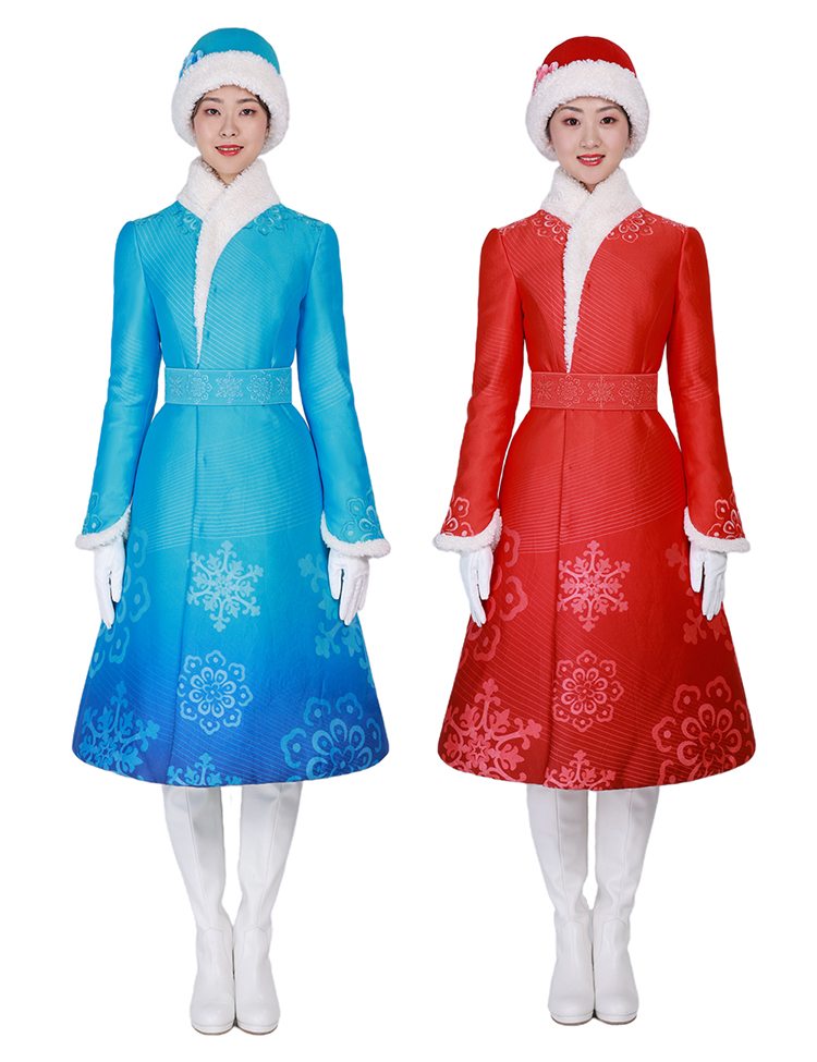 北京冬奥会颁奖礼仪服设计，蓝色与红色雪花纹样长款礼服