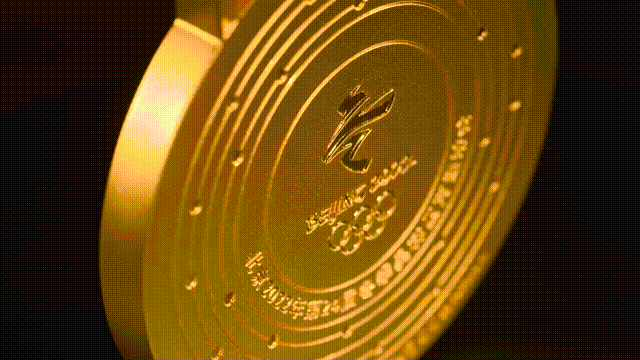 北京冬奥会金牌“同心”特写，金色奖牌表面同心圆纹样细节