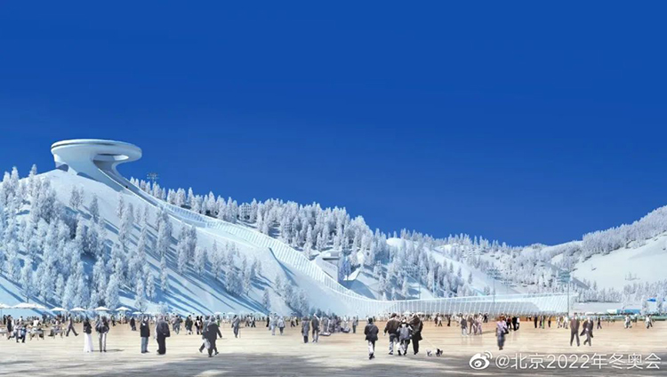 首钢滑雪大跳台雪景全景，观众人群与雪上竞技场馆远眺