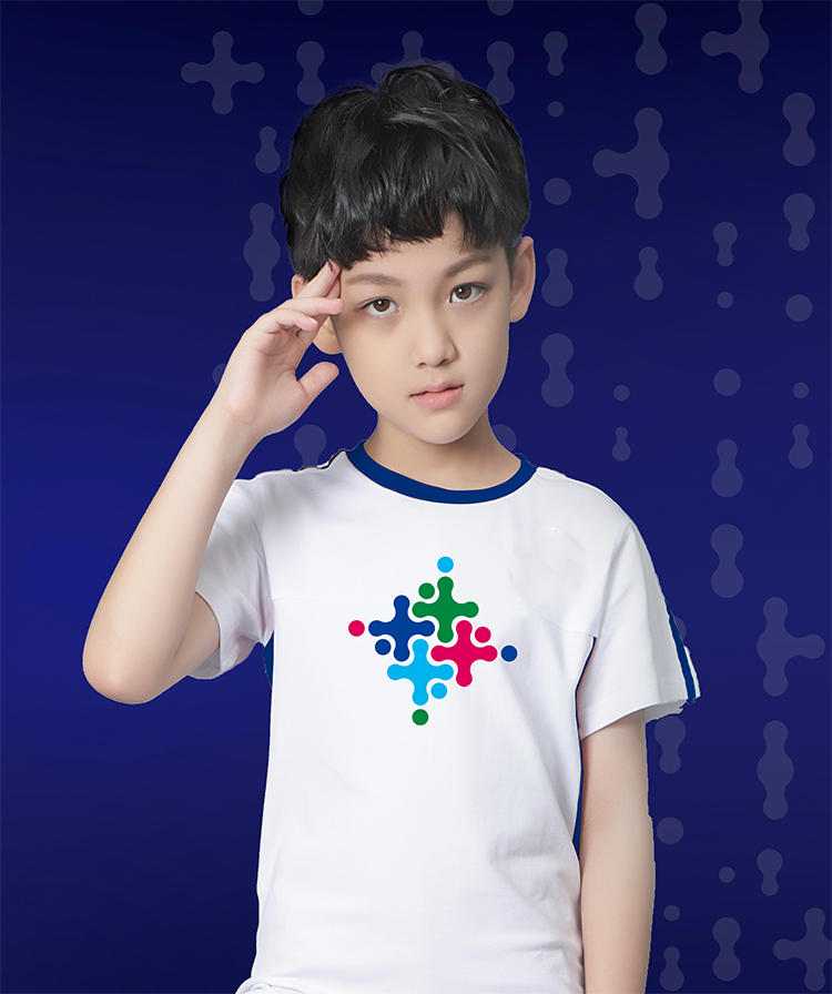 海淀实验二小学生校服形象,白色校服印“+”校标搭配深蓝背景