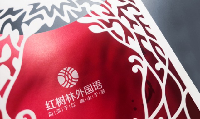 深圳市红树林外国语小学镂空纹样成品特写，品牌物料落地效果展示