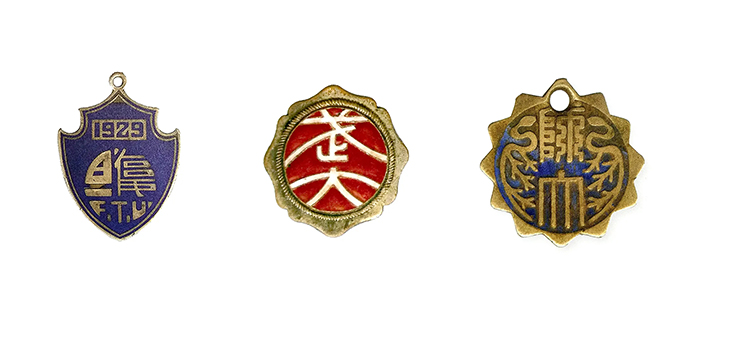 三枚古典珐琅盾形学校徽章，呼应校徽设计专业气质