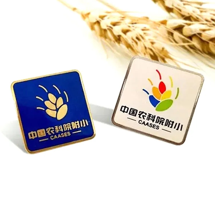 金色麦穗映衬蓝色与方形珐琅徽章，呼应校徽庄重沉稳气质