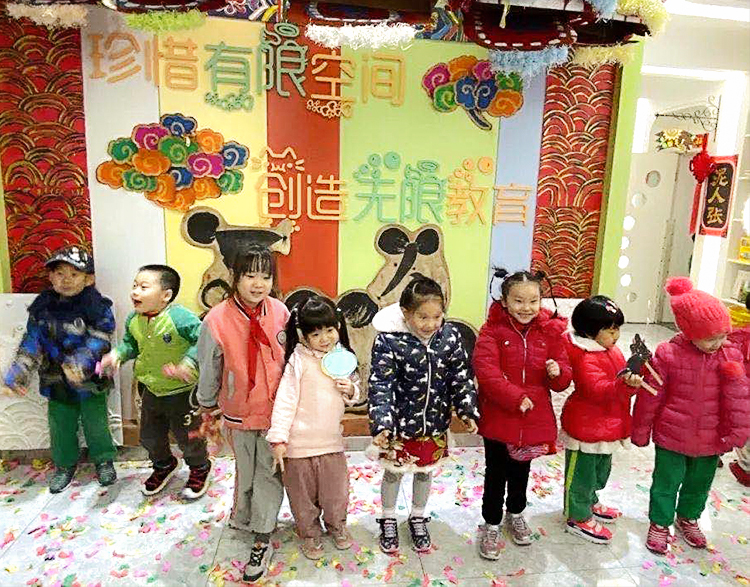 五色土幼儿园孩子们在彩色背景前列队活动实景,锦连环园所文化建设