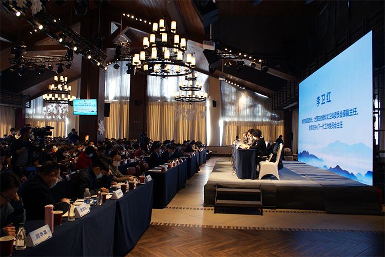 中国教育报校长大会会场观众席与讲台全景，教育高峰论坛现场