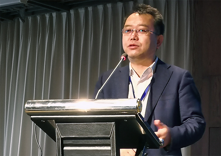 男性演讲嘉宾在讲台发表主题报告，2020中国教育报校长大会现场