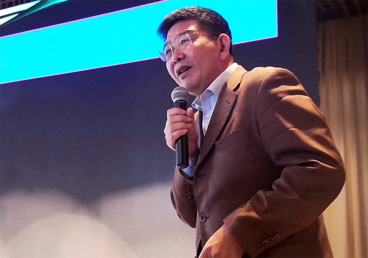 男性嘉宾手持话筒发表演讲，2020中国教育报校长大会现场