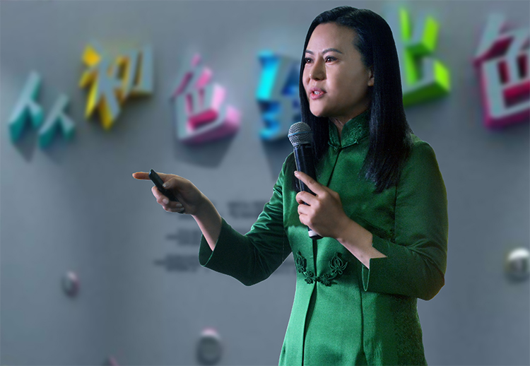 女性嘉宾在彩色背景墙前发表演讲，中国教育报校长大会现场