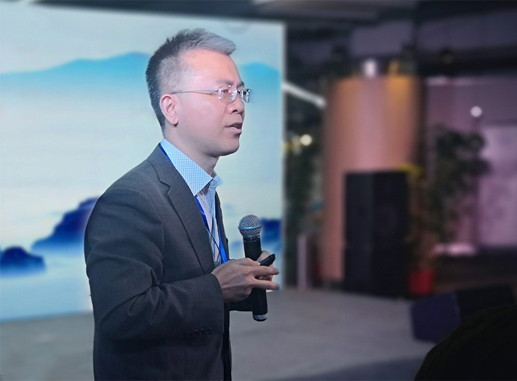 男性嘉宾手持话筒发表演讲，2020中国教育报校长大会现场