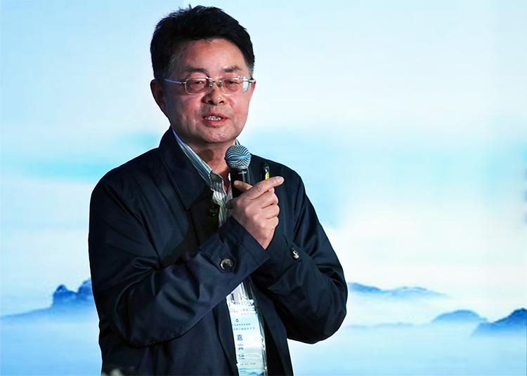 男性嘉宾手持话筒发表演讲，中国教育报校长大会现场