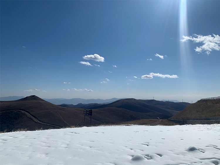 远山雪景景观，呼应2020中国教育报校长大会拥雪论道主题