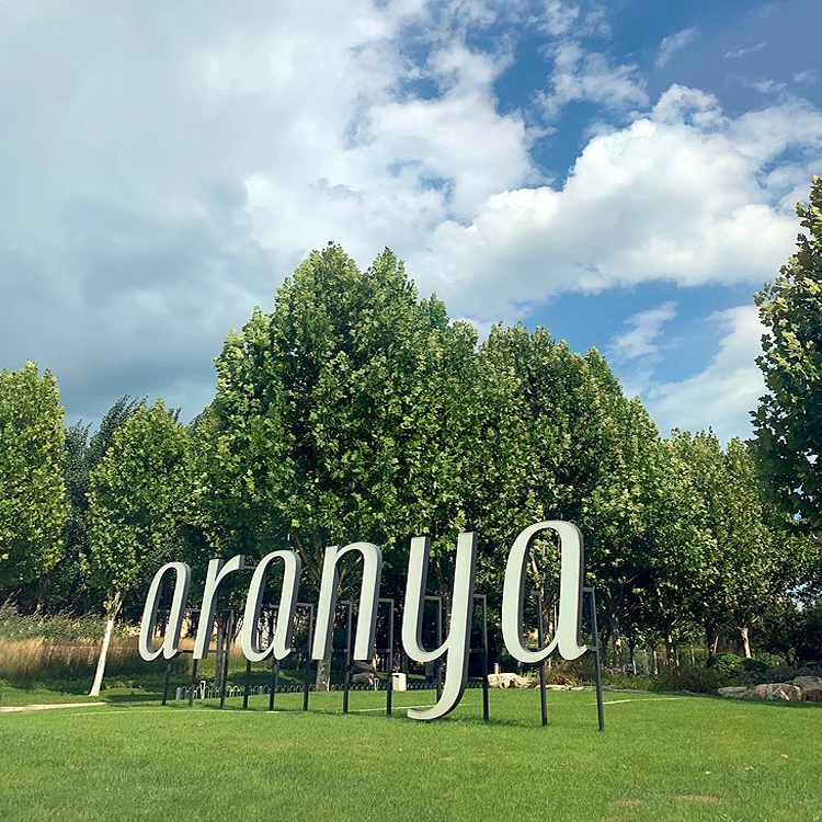 阿那亚aranya草坪logo标识景观，锦连环文化之旅阿那亚之行
