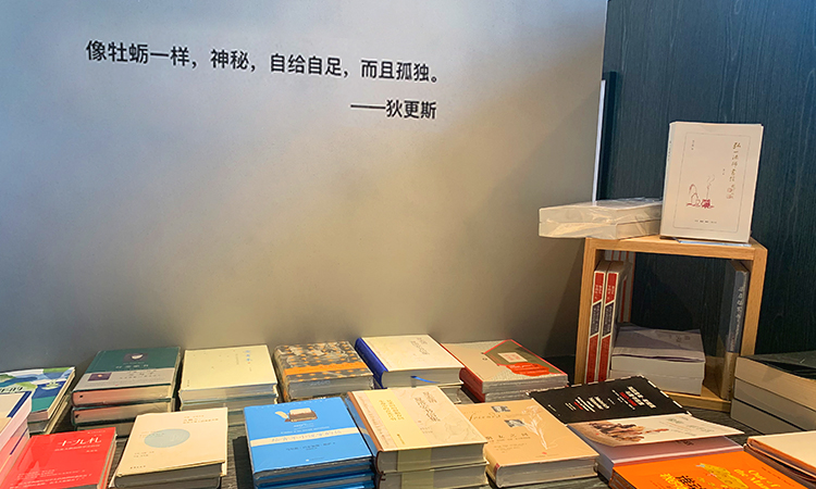 阿那亚木质书架阅读空间，锦连环文化之旅美在细节