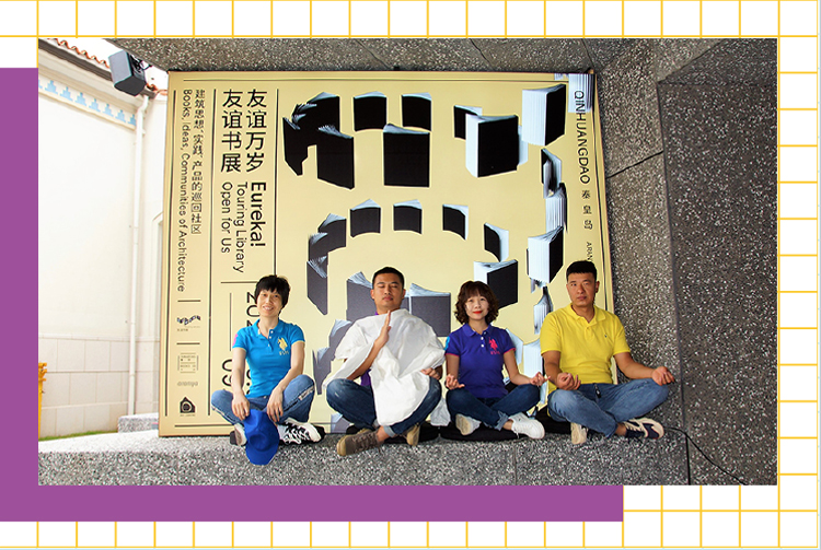 锦连环团队在装置艺术前合影，文化之旅美在向往