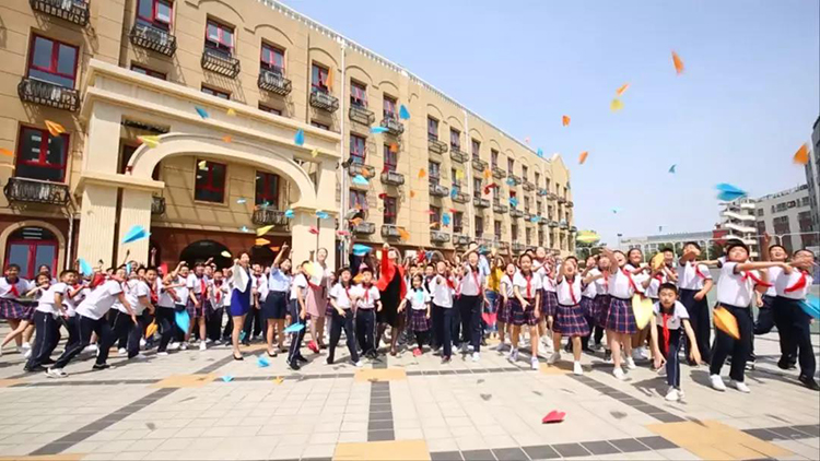 灯市口小学开学典礼师生在校门广场活动实景,呼应百年老校特色定位