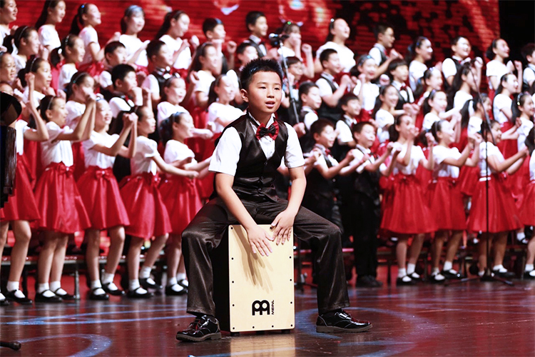 灯市口小学红色合唱团演出与教师打鼓现场,锦连环学校文化建设
