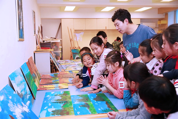 灯市口小学美术课学生绘画活动实景,锦连环学校文化建设