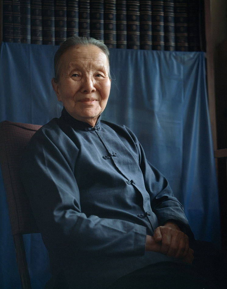 灯市口小学历史人物深色中式服装肖像,呼应百年老校历史传承