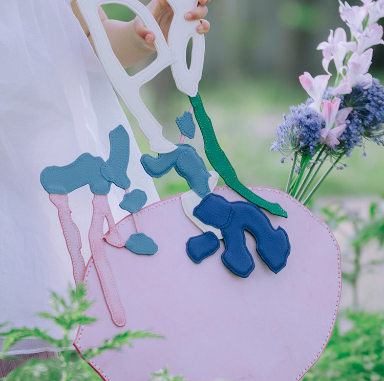 绿植背景蓝色花叶造型作品，云端毕业展设计鉴赏