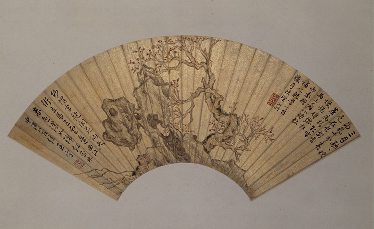中国古代折扇扇面水墨书画作品，绘古树并题诗钤印，传统折扇雅趣配图