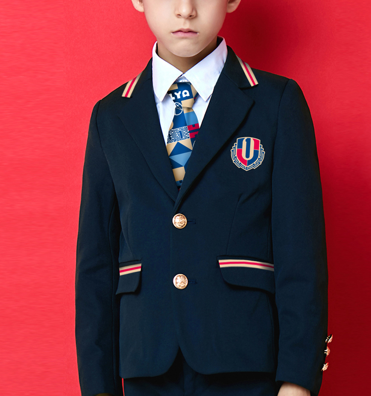 波利亚外国语学校学生身着深蓝西装校服，胸前U形校徽与领带，校服设计实拍