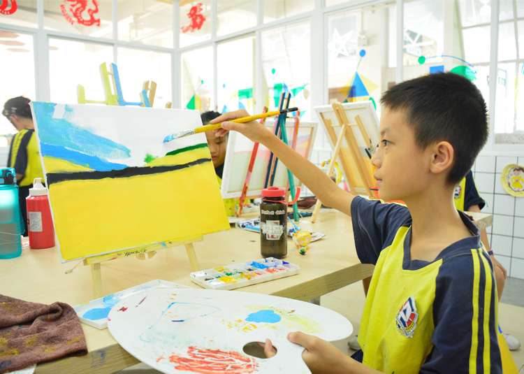 波利亚外国语学校学生在美术教室进行绘画创作的校园生活实景