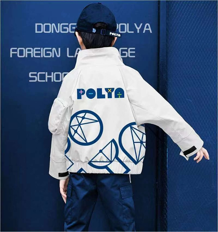 学生身穿波利亚外国语学校白色校服外套，背部印几何图形与POLYA字样