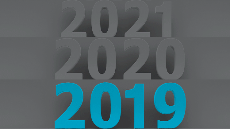 2019至2021年份数字渐进图，2019以蓝色突出，寓意品牌面向未来时间轴