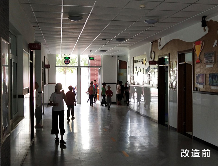 清河第四小学走廊改造前原貌，光线昏暗的旧式校园通道，学生在其中走动