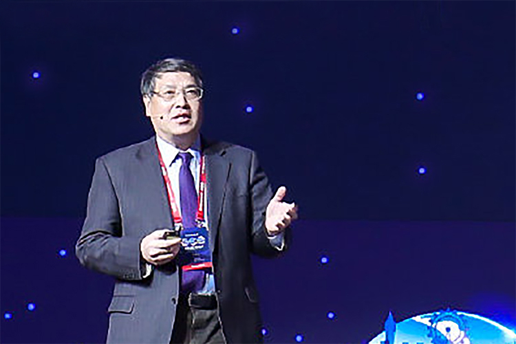 2019未来教育大会现场，一位外籍嘉宾在讲台发表教育主题演讲