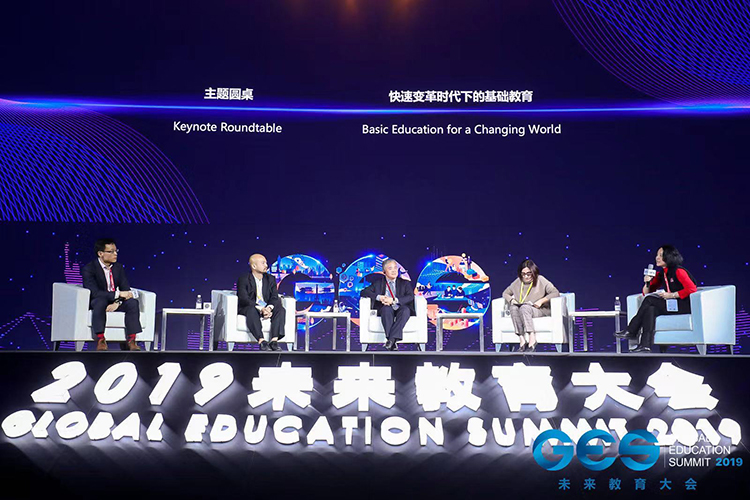 2019未来教育大会圆桌论坛，多位嘉宾在舞台上围绕未来教育展开讨论