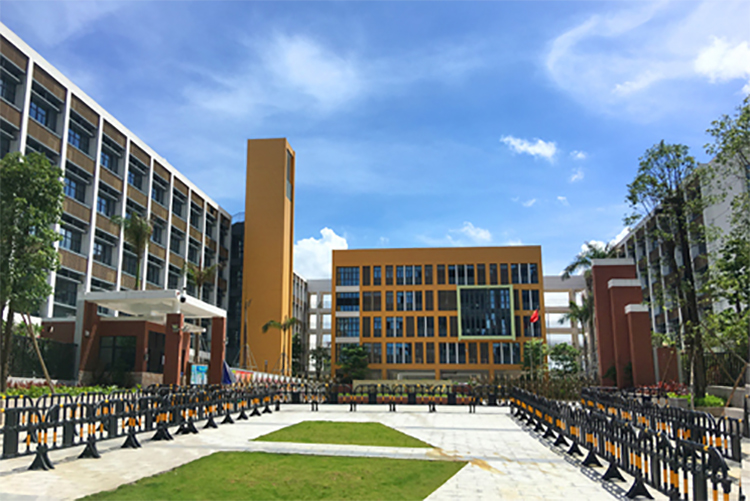 深圳龙华实验学校教学楼实景，现代化校园建筑与绿化环境