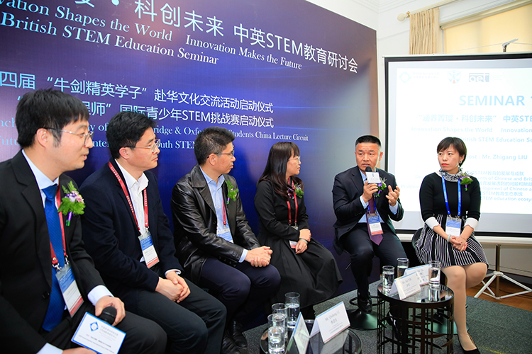 锦连环团队与深圳龙华实验学校开展特色定位调研座谈，多位人员围坐交流