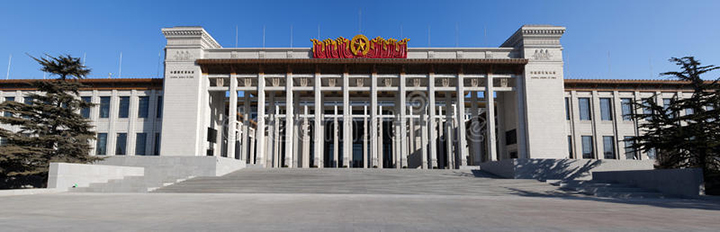 中国国家博物馆建筑实景，天安门广场东侧恢弘庄重的场馆外立面